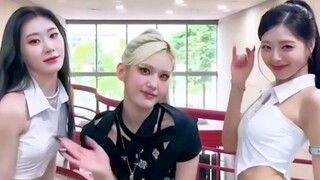 สาวสวยแหย่กัน! [SOMI+Lee Chae-ryung+Shin Yu-na] เต้นเร็ว!