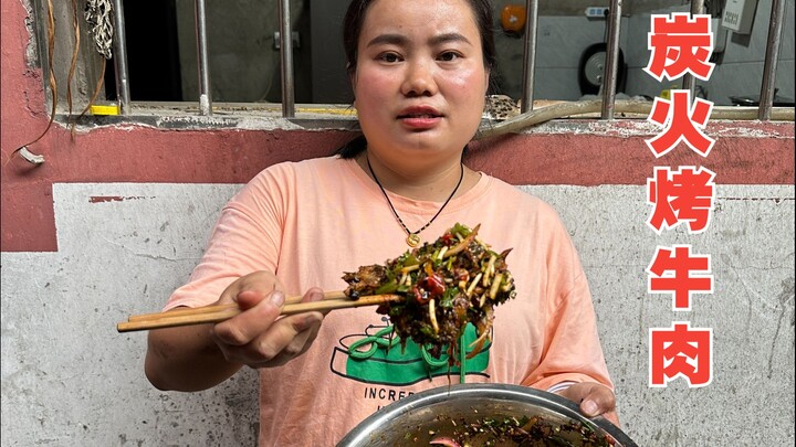 Sajian khas Qiandongnan: daging sapi bakar arang yang disajikan sebagai salad dengan cabai masak ber