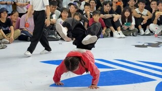 Seorang gadis berusia tujuh tahun mengikuti kompetisi tari jalanan. Gerakannya yang sulit mengejutka