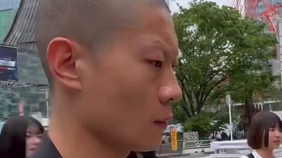 The real reaction of Japanese people to seeing bald people on the street 1