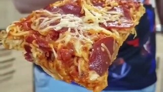 Cara makan mie instan yang belum pernah kamu lihat sebelumnya: pizza mie instan, burger mie instan, 