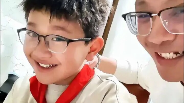 سياو شاو بينغ سعيد جدًا لأنه حصل للمرة الأولى على المركز الثامن في الصف بأكمله، لكنه عاد إلى المنزل 