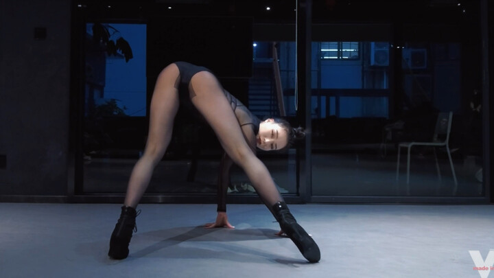 【made in V】Do you have time today? Come and admire my sister's long legs~