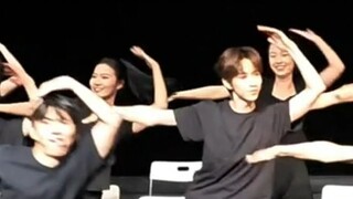 【贺峻霖中传汇演】今天同学们一起整活跳《新宝岛》哈哈！台下的欢呼声好给力！救命！小贺哥哥跳舞好有力度好帅啊啊啊