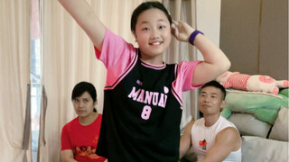 就跟他爸爸关系好，给他爸的惊喜无处不在，妈妈都有点嫉妒这父女俩了