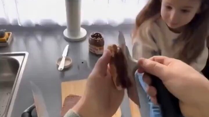 当泥瓦匠爸爸开始给女儿做早餐