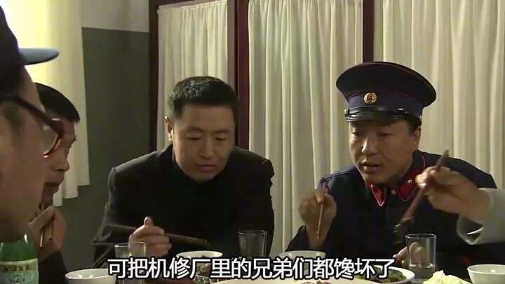 素烧白菜盖浇饭太难吃，谁知小伙一瓶秘制卤汁，香的连干好几碗