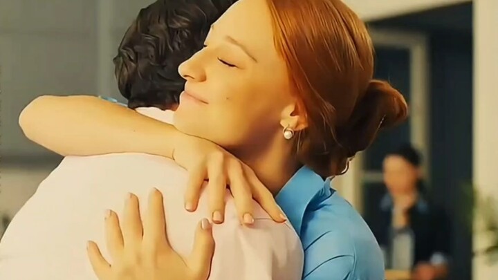 Seorang pria berswafoto dengan kakinya, berpura-pura punya pacar. Saya pikir dia bujangan yang licik