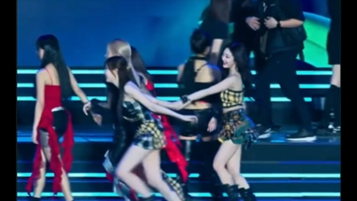 Aku bisa merasakan bahwa mereka berdua sangat akrab.