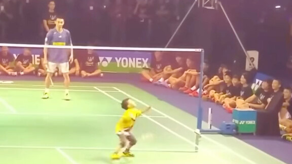 Anh chàng mặc áo xanh bên kia có trình độ tập luyện đối kháng thế nào nhỉ?