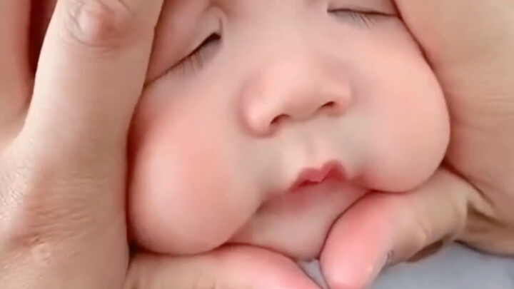 Cái mặt bầu bĩnh, mũm mĩm của em bé dễ thương quá đi mất!