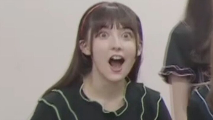 因为直播开始不知所措而面露难色的学园偶像佩顿尚未