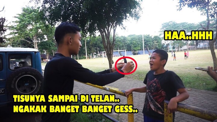 Prank Masukin Tisu Ke Mulut Orang - NGAKAK PARAH Gess..!!!
