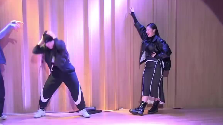 Biến đổi biểu cảm của leejung khi chuẩn bị nhảy!