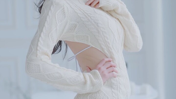 ChoiApple's solid-color bikini and backless sweater outfit