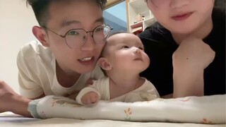 The baby's reaction when being kissed by mom and dad at the same time is so amazing!