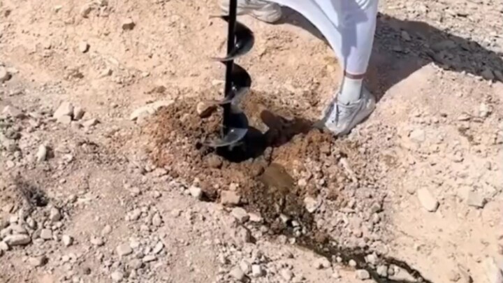 بناء الطرق بالأسفلت البترولي المُنتَج في الحقول المفتوحة بمنطقة الشرق الأوسط