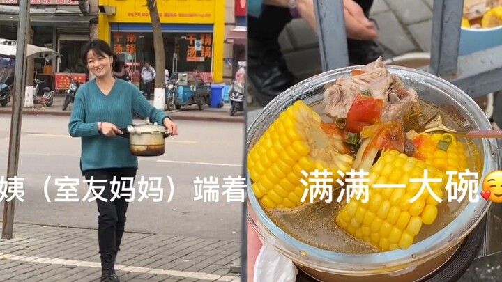 Ibu seorang mahasiswi membawa panci ke kampus untuk mengantarkan makanan, dan teman sekamarnya langs