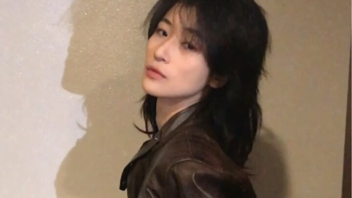 Women-pleasing outfit: leather jacket + backless tank top