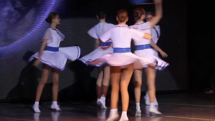 การแสดงเต้นกลุ่มสาวน้อย “ม้าหมุน” โดยคณะเต้น