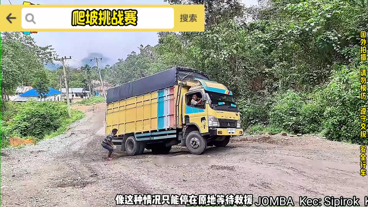 Truk kelebihan muatan terbalik saat menanjak