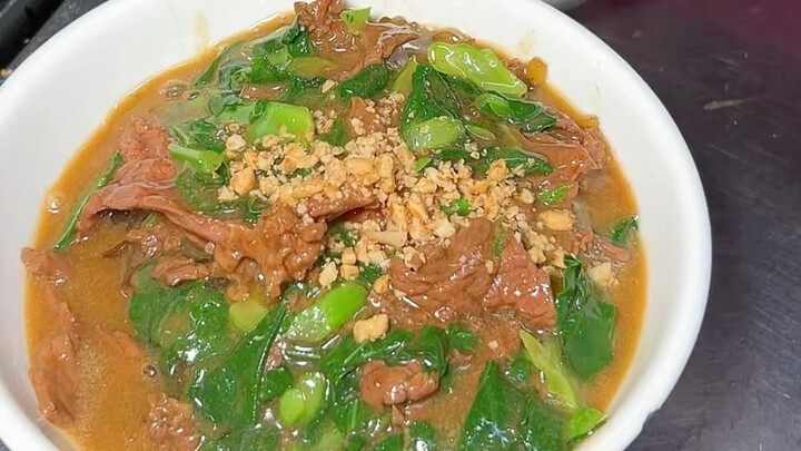 Crispy wet-fried rice noodles with beef, stir-fried to sizzle on the streets of Chaoshan, bursting w