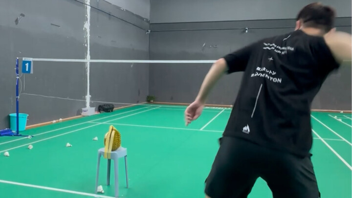 挑战用羽毛球开榴莲！