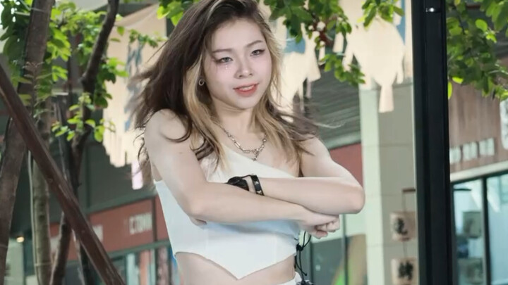 Finally, it’s my turn to sing a song on the roadshow!! Untouchable-Itzy Huang Lizhi’s straight shot
