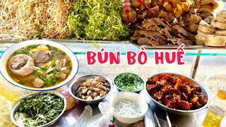 Choáng với tô BÚN BÒ HUẾ ngon rẻ chỉ 35K trên vỉa hè Sài Gòn I HiepVlog # 60