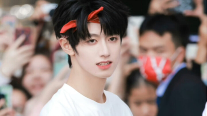 【تشو تشي شين】 فتى المدرسة الثانوية الجذاب يرقص على الطريق على أغاني "Law" و"Hey mama"، تصوير مباشر ع