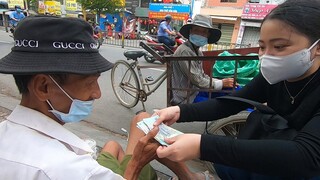 Dùng 2 triệu giúp đỡ Ông lão Con Lai Mỹ đẩy Vợ trên Xe Ba Gác nhặt Rác ở đường phố Sài Gòn