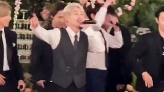 Super Junior และ Ryeowook กลับมารวมตัวกันเพื่อแสดงเพลง "Sorry Sorry" ในงานแต่งงานของพวกเขา!