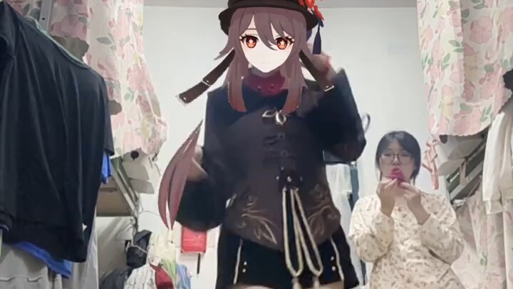 Cosplay Hoa Đào trong ký túc xá (làm lơ mấy bạn cùng phòng đang tò mò nhìn)
