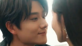 Kontrak cinta dengan aktor top, tapi aku harus kabur dari kakak yang terobsesi