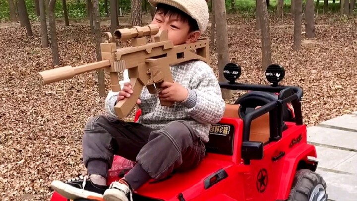 Jangan buang kotak kardus kurir sembarangan lagi, bikinkan anak mainan pistol mesin!