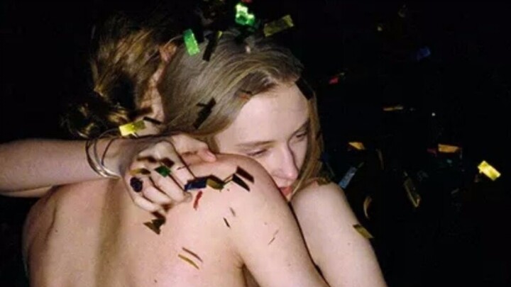 Montase film “non-heteroseksual”: “Bisakah Kau Memelukku Erat-erat, Tak Akan Melepasku? Selama Kau M