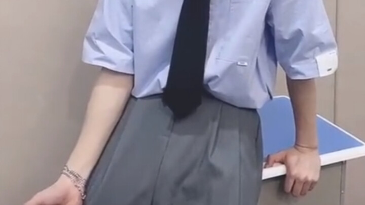 18-year-old boy band member live broadcasts the cover of IU and BTS songs, and there is also the pri