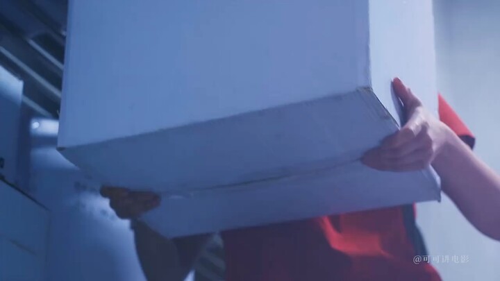 In the bone-chilling cold storage room, can the girl narrowly escape with her life? #QuickChatMovie 