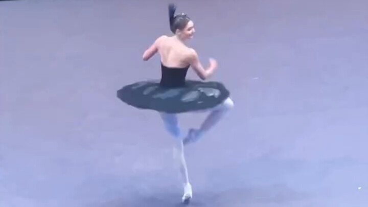 【Even if the axis is completely off, Grandma could still finish spinning!】Alena Kovaleva’s tenacious