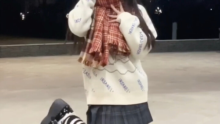 Menemukan seorang adik perempuan yang sedang menari di pinggir jalan [Defend Your Wharf_Wow]