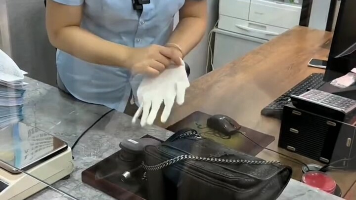 الأخت غوي تتقن حركة «شراء الحقيبة» ببراعة! صديقها ينفق كل راتبه لشراء الحقيبة.