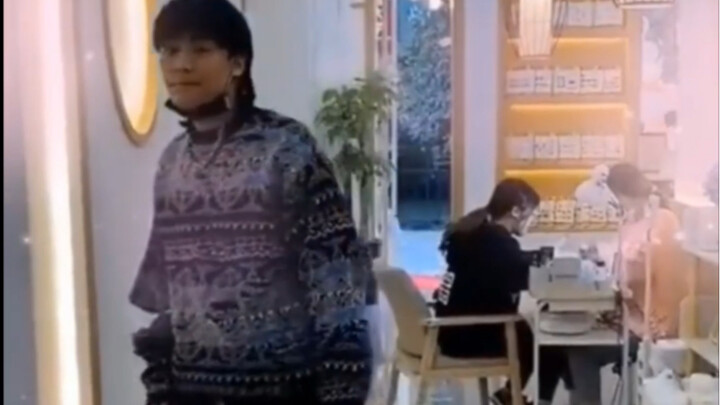 الأخ ياو يرافق الأخت ياو لعمل الأظافر، وقام أحد المعجبين بتصويرهما سراً وأعطى ردًا مذهلاً هههه