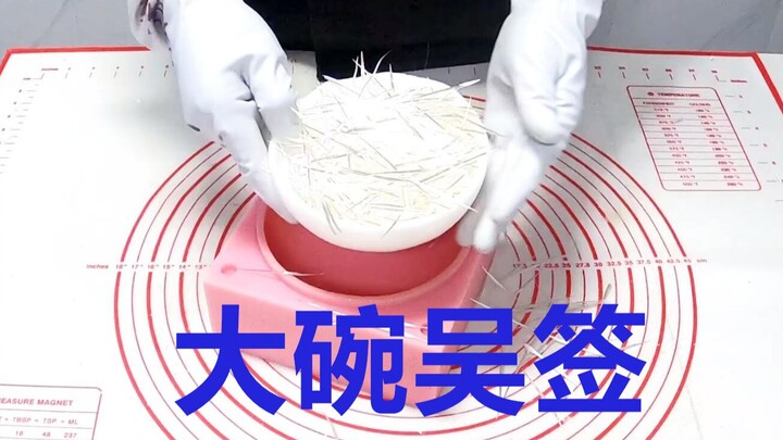 Nhìn cái bát này đi, vừa to lại vừa tròn; còn que xăm thì vừa mảnh vừa ngắn!