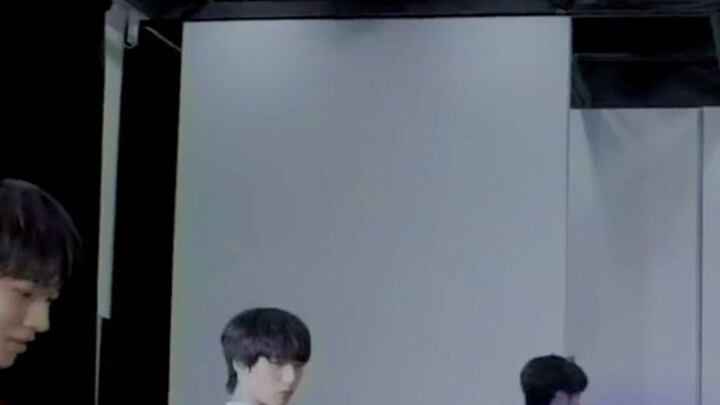 مغامرة لا نهاية لها نسخة تأثيرات TNT مجموعة الشباب العصرية