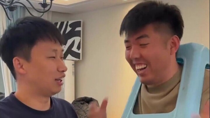 อย่าเผลอเอาหัวยัดเข้าไปในเก้าอี้เด็ดขาด อย่าถามนะว่าฉันรู้ได้ยังไง!