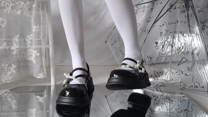 9: Sepatu dengan desain mutiara yang aku cinta, dan cermin ini juga bagus～