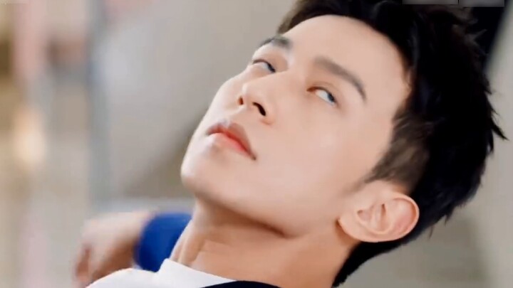 What a huge contrast! How did he turn a dark-skinned boss into a broken and cowardly secretary? !