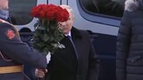 [Putin] Hoa hồng càng hợp với âu phục hơn