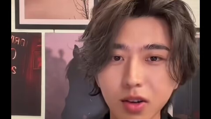 Cai Xukun suddenly went live! Checking out the videos made by his haters.