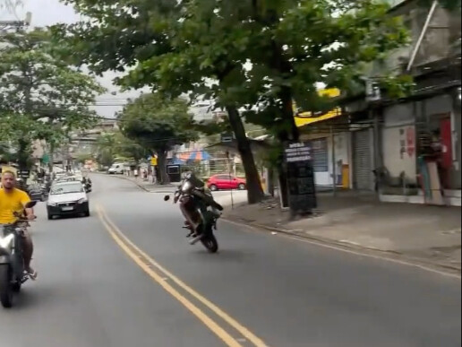 بمجرد ظهوره، قفز ثلاث مرات متتالية، هذا الشاب البرازيلي يتحكم بالسيارة ببراعة فائقة.